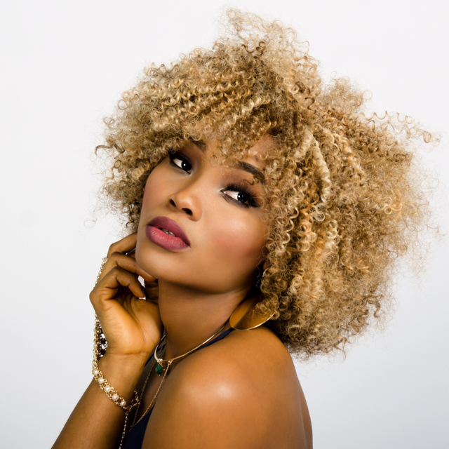 A girl wearing natural curls hairstyle.